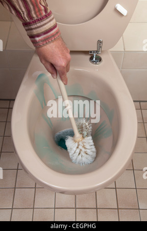 Uomo Facendo Lavori Di Casa Pulizia Del Bagno Wc - Fotografie stock e altre  immagini di Pulire - Pulire, Gabinetto, Bagno - iStock