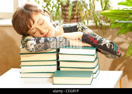 Donna dorme mentre ella libri Foto Stock