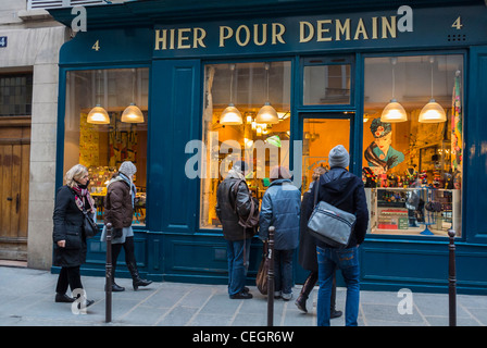 Parigi, Francia, per piccoli gruppi nel quartiere le Marais, negozi presso la vetrina, negozio di casalinghi d'epoca "Hier Pour Demain", domenica pomeriggio, curiosare nel negozio vintage Foto Stock