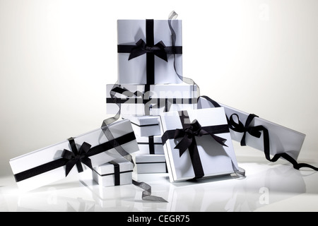 Ancora un colpo di vita di diverse confezioni regalo legato con nastro nero Foto Stock