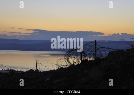 Alture del Golan. Il filo spinato e la vista del mare di Galilea dalla foothill del monte Susita Foto Stock