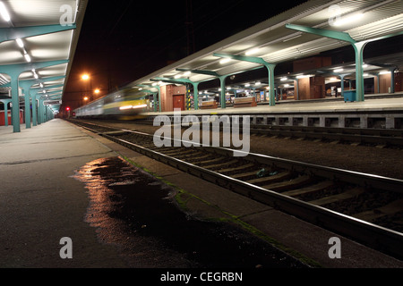 Benvenuti in Repubblica ceca - stazione ferroviaria in città Pardubice durante la notte Foto Stock