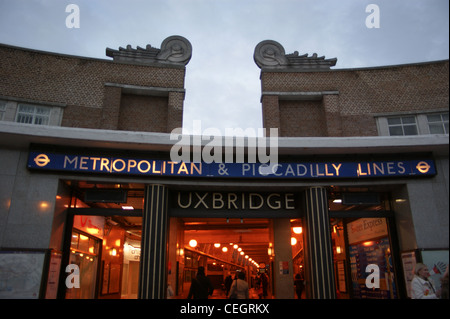 Esterni Art Deco di Uxbridge della metropolitana stazione sulla linea metropolitana, Middlesex, London, England, al tramonto Foto Stock