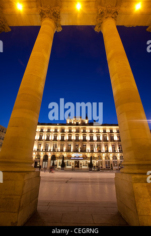 Le Grand Hotel de Bordeaux visto attraverso i pilastri del Grand Théâtre di Bordeaux, la Place de la Comédie, Bordeaux, Francia. Foto Stock