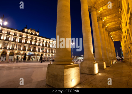 Le Grand Hotel de Bordeaux visto attraverso i pilastri del Grand Théâtre di Bordeaux, la Place de la Comédie, Bordeaux, Francia. Foto Stock