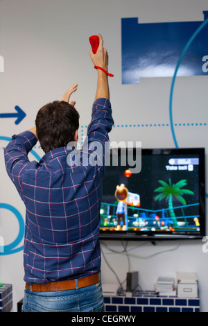 L'uomo gioca sulla console Wii. Foto Stock