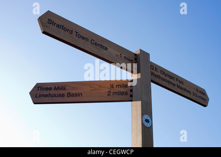 Segno di legno post per strada verde a Londra. Stratford Town Center QE Olympic Park Walthamstowe paludi tre mulini Limehouse Basin Foto Stock