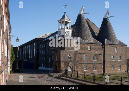 Tre mulini Studios, sull' isola sul fiume Lea in prua, East London, Regno Unito. Un oast house edificio alimentato da acqua. Foto Stock