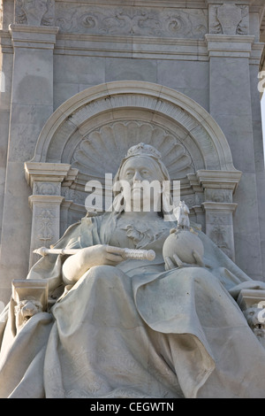 Marmo bianco Grado 1 elencati Queen Victoria Memorial scolpita da Sir Thomas Brock Queen's Gardens Londra Inghilterra Europa Foto Stock