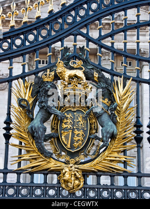 Royal Crest sui cancelli di Buckingham Palace Londra Inghilterra Europa Foto Stock