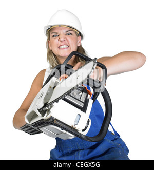 Studio fotografico di una bionda arrabbiato ragazza vestita di un blu boilersuit mentre attacca con una sega a catena, isolato su bianco Foto Stock