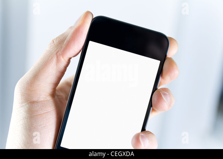 Un uomo azienda mobile smart phone con schermo vuoto in mano. Closeup shot. Foto Stock