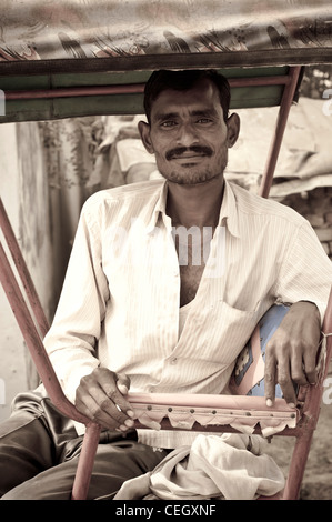 Ritratto di un pedale rickshaw driver, Vrindavan, Uttar Pradesh, India Foto Stock