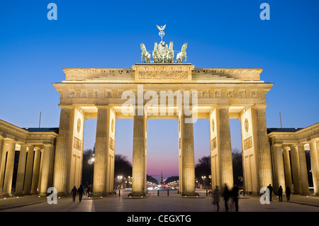 Vista della Porta di Brandeburgo di notte a Berlino Germania Foto Stock