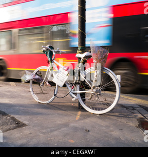 Ghost bike da Kings Cross segna la morte di 24 anno vecchia ragazza ucciso  mentre la bicicletta a Londra Foto stock - Alamy