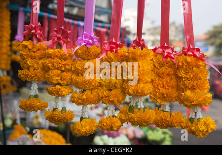 Ghirlande in vendita al mercato Warorot Chiang Mai Thailandia Foto Stock