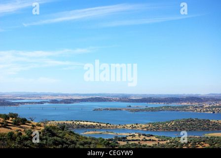 Il paesaggio del lago di Alqueva Monsaraz vicino villaggio. Foto Stock