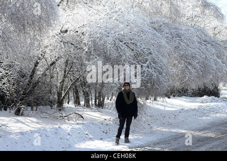 Donna all'aperto nella neve in inverno in Canada Foto Stock