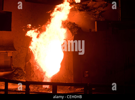 Acciaio fuso viene colata - Metallurgia industriale Foto Stock