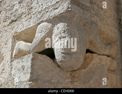 Figura in pietra scolpita su un muro d'angolo, Flavigny-sur-Ozerain, casa di Anis de l'Abbaye de Flavigny - fabbrica di anice e dove parte di Chocolat è stato girato Foto Stock