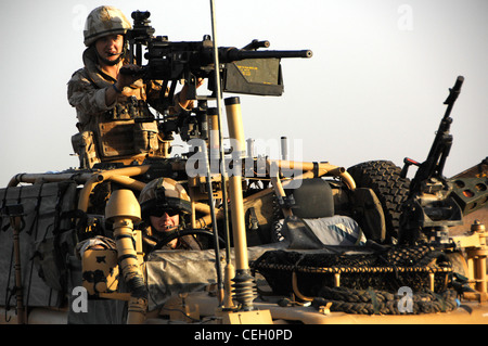 British Airmen del Rif (Royal Air Force) Regiment si prepara ad andare su una pattuglia tardo pomeriggio, in un veicolo britannico WMIK (Weapons Mounted Installation Kit), come parte della Force Protection Unit per l'area circostante Camp Basra, Multi-National Division (sud-est) il 24 settembre 2008, a Basra, Iraq. Foto Stock