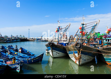 Barche da pesca nel porto di Essaouira, Marocco, Africa del Nord Foto Stock