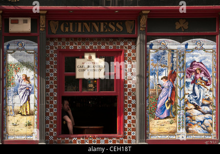 Uno di Madrid in piastrelle tradizionali taverne e bar di tapas. A sud di Plaza Mayor, Madrid. Spagna Foto Stock