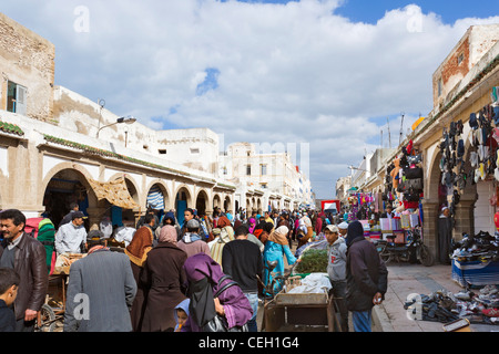 Negozi e bancarelle nella Medina, Avenue de l' Istiqlal, Essaouira, Marocco, Africa del Nord Foto Stock