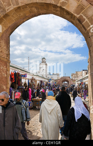 Negozi e bancarelle nella Medina, Avenue de l' Istiqlal, Essaouira, Marocco, Africa del Nord Foto Stock