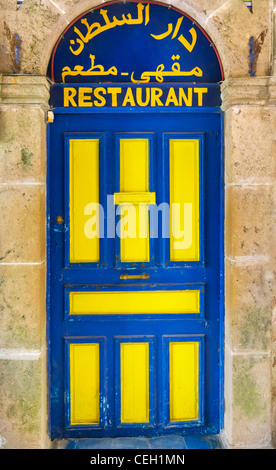 Porta ad un ristorante locale nella Medina di Essaouira, Marocco, Africa del Nord Foto Stock