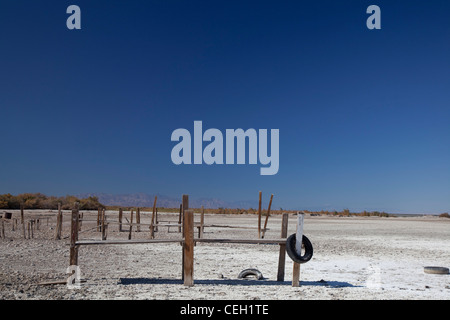 Calipatria, California - Old docks nel Sonny Bono Salton Sea National Wildlife Refuge lasciato asciugare dal calo dei livelli dell'acqua. Foto Stock