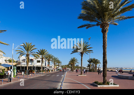 Caffè e ristoranti lungo la passeggiata fuori dall'Agadir Marina, Agadir, Marocco, Africa del Nord Foto Stock