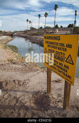 La pesantemente inquinata New River, come si entra negli Stati Uniti dal Messico Foto Stock