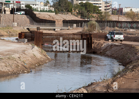 La pesantemente inquinata New River, come si entra negli Stati Uniti dal Messico Foto Stock