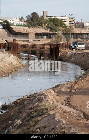 La pesantemente inquinata New River, come si entra negli Stati Uniti dal Messico Foto Stock