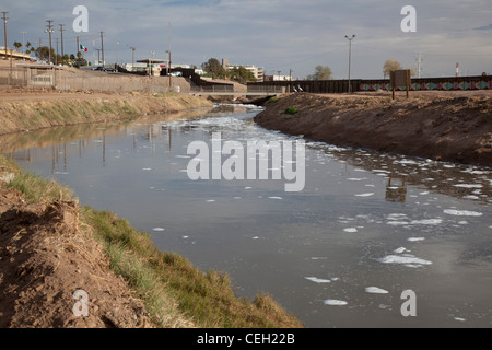 La pesantemente inquinata New River, come si entra negli Stati Uniti dal Messico Foto Stock