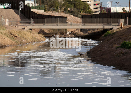 La pesantemente inquinata New River, come si entra negli Stati Uniti dal Messico Foto Stock