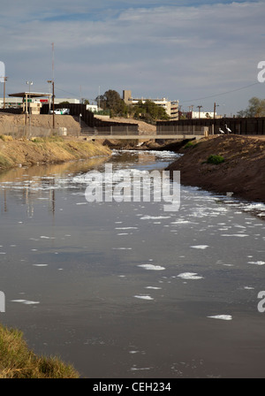 La pesantemente inquinata New River, come si entra negli Stati Uniti dal Messico Foto Stock