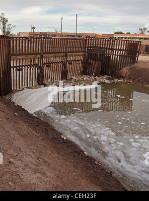 La pesantemente inquinata New River, come si entra negli Stati Uniti dal Messico Foto Stock