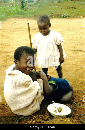 Ruanda .l'Africa Centrale. Un ragazzo sorridente con la sua sorella più piccola. Foto Stock