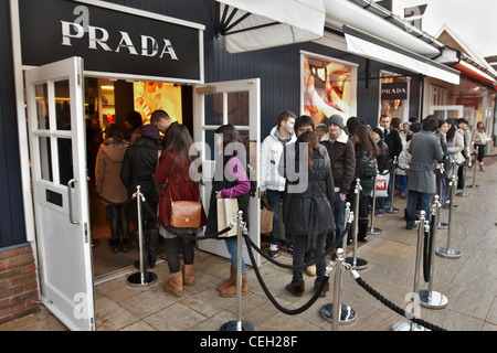 Gli amanti dello shopping presso il Villaggio di Bicester la settimana prima di Natale 2011 Foto Stock