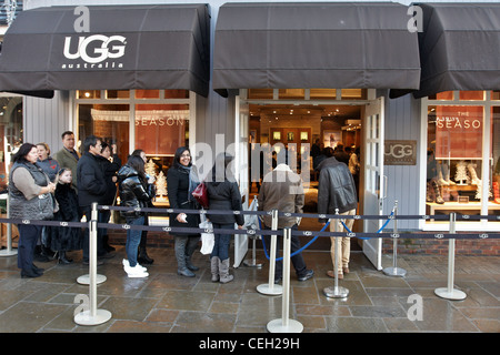 Gli amanti dello shopping presso il Villaggio di Bicester la settimana prima di Natale 2011 Foto Stock