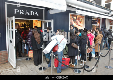 Gli amanti dello shopping presso il Villaggio di Bicester la settimana prima di Natale 2011 Foto Stock