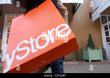 Gli amanti dello shopping presso il Villaggio di Bicester la settimana prima di Natale 2011 Foto Stock