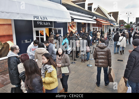 Gli amanti dello shopping presso il Villaggio di Bicester la settimana prima di Natale 2011 Foto Stock