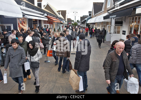 Gli amanti dello shopping presso il Villaggio di Bicester la settimana prima di Natale 2011 Foto Stock