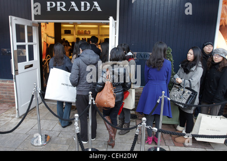 Gli amanti dello shopping presso il Villaggio di Bicester la settimana prima di Natale 2011 Foto Stock