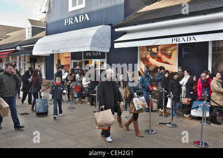 Gli amanti dello shopping presso il Villaggio di Bicester la settimana prima di Natale 2011 Foto Stock