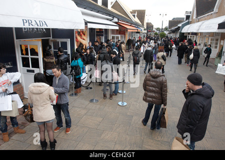 Gli amanti dello shopping presso il Villaggio di Bicester la settimana prima di Natale 2011 Foto Stock