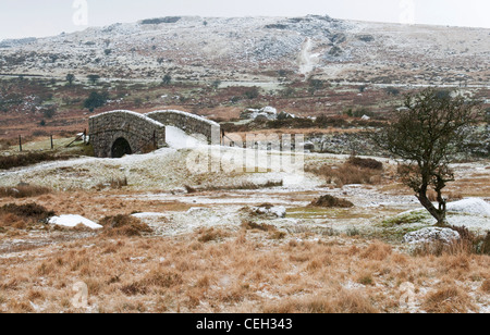 Ponte in disuso la linea ferroviaria nei pressi di Princetown in luce neve, Dartmoor Devon UK Foto Stock